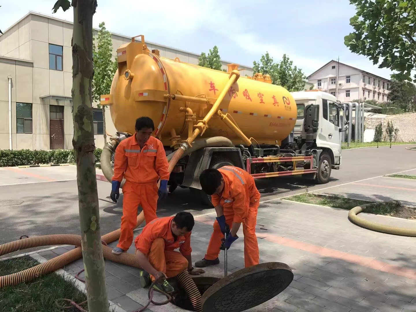 洛扎管道疏通车停在窨井附近