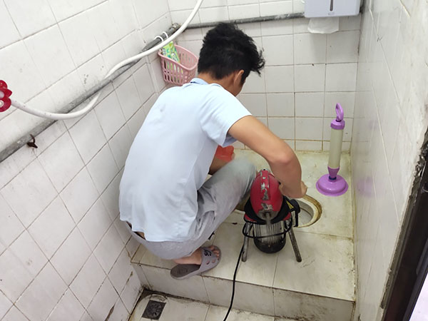洛扎管道堵塞冒臭气 专业师傅现场解决问题