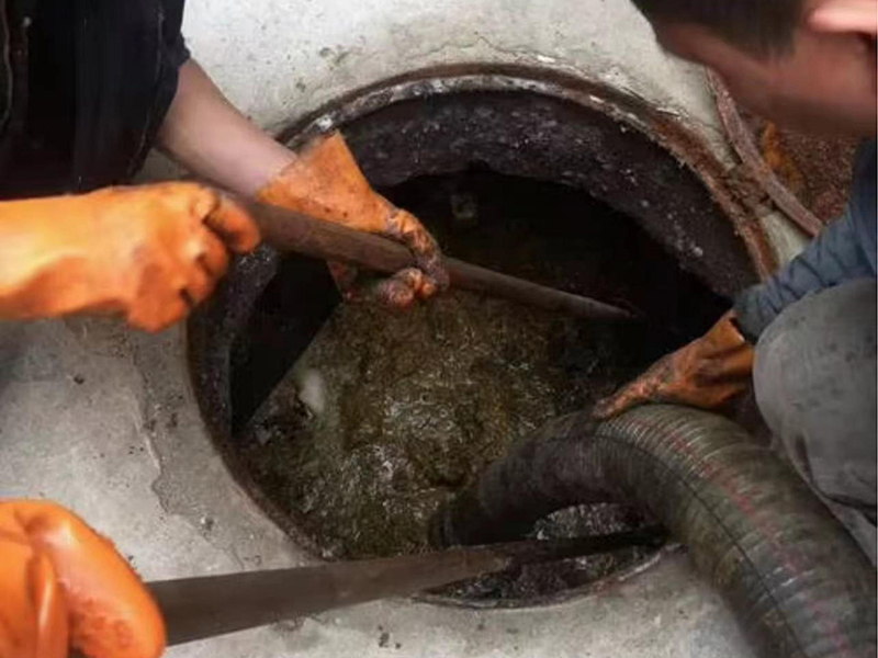 洛扎清理化粪池时如何避免沼气的危害?